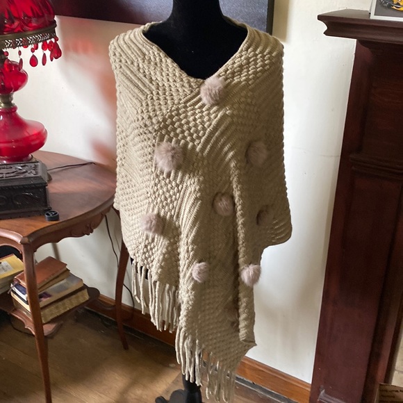 🦊 CYN poncho - Picture 1 of 5